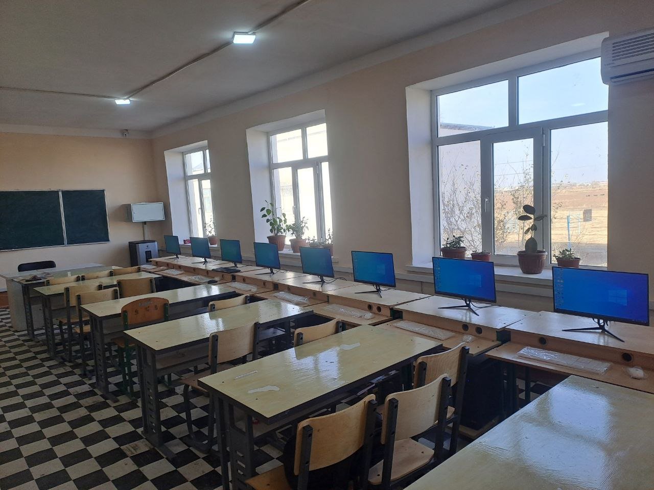 Maktabimizgning informatika va axborot texnologiyalari xonasidan foto lavhalar